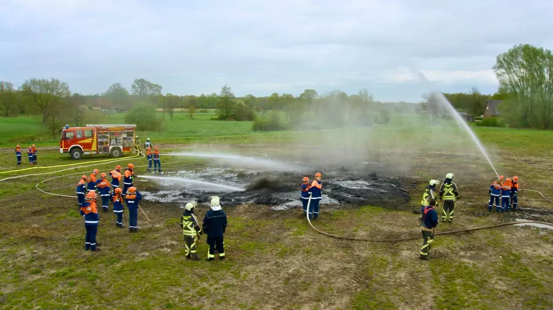 FW Hünxe: Jugendfeuerwehr Hünxe übt Löscharbeiten am Osterfeuer - Bild: presseportal.de