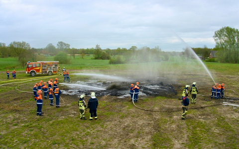 FW Hünxe: Unbekannte Geräusche - Feuerwehr rettet zwei Eichhörnchen - Foto: presseportal.de