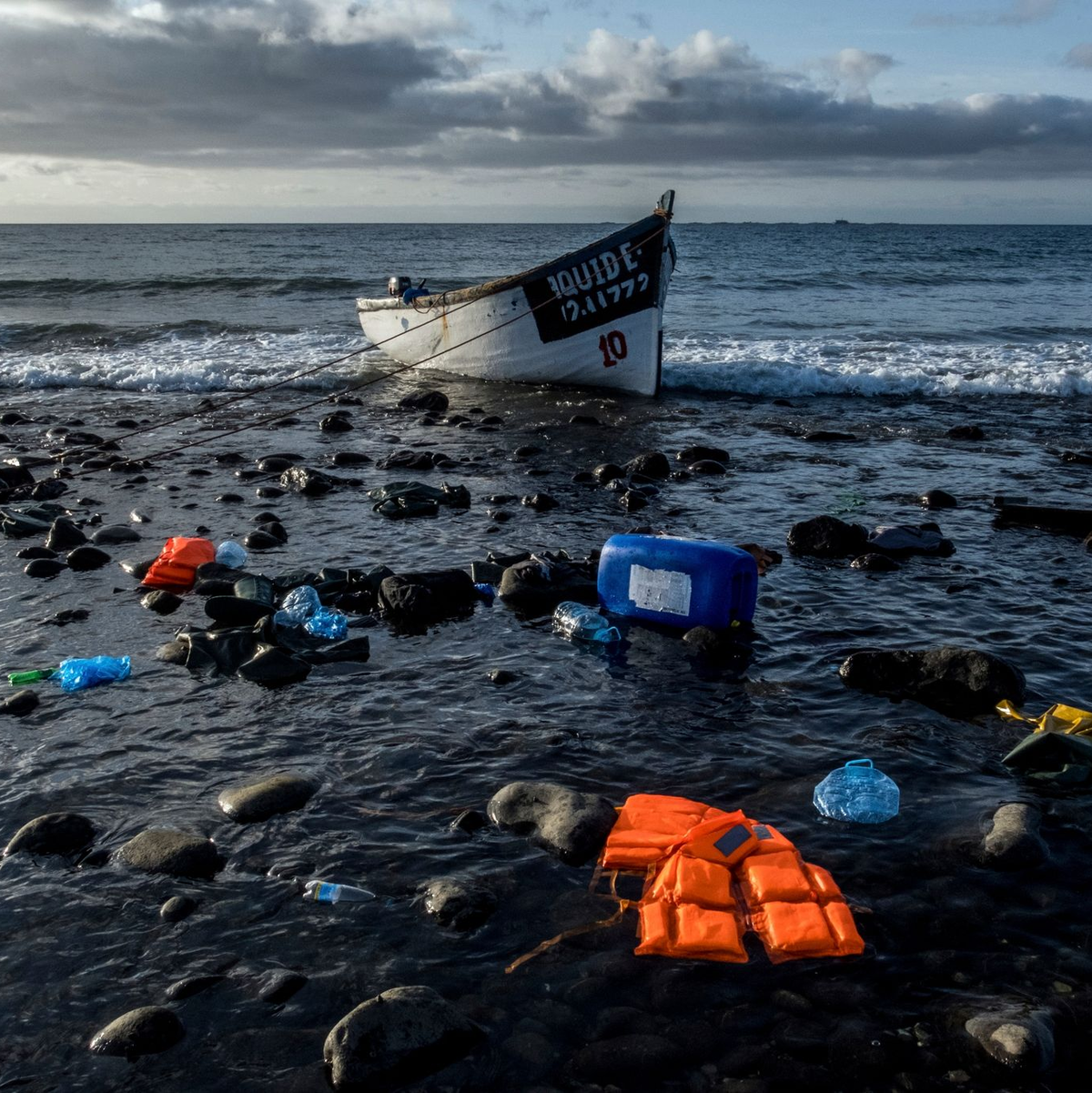 Ein Holzboot, mit dem Flüchtlinge aus Marokko über den Atlantischen Ozean gefahren sind, liegt an der Küste der Kanarischen Inseln. - Foto: Javier Bauluz/AP/dpa