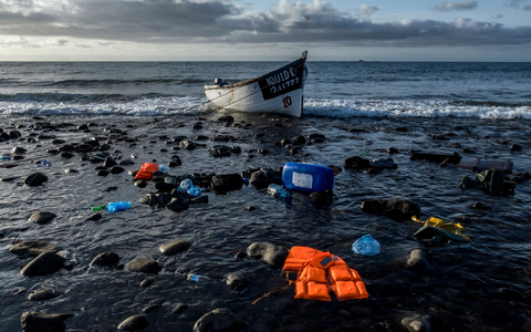 Ein Holzboot, mit dem Flüchtlinge aus Marokko über den Atlantischen Ozean gefahren sind, liegt an der Küste der Kanarischen Inseln. - Foto: Javier Bauluz/AP/dpa