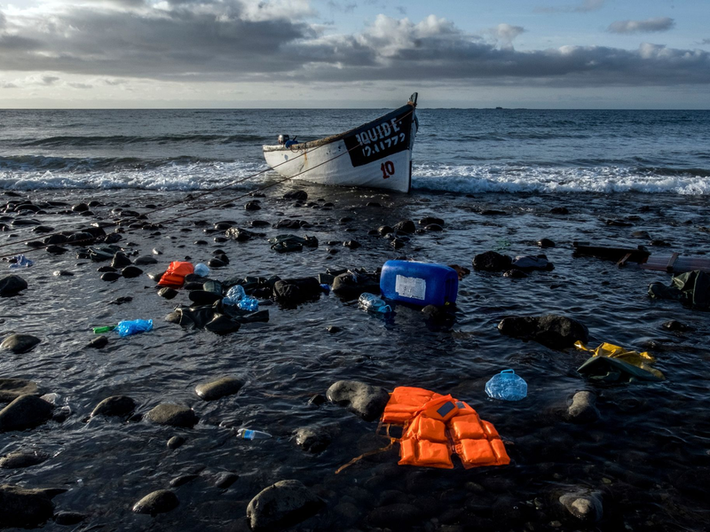 Ein Holzboot, mit dem Flüchtlinge aus Marokko über den Atlantischen Ozean gefahren sind, liegt an der Küste der Kanarischen Inseln. - Foto: Javier Bauluz/AP/dpa