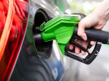 Eine Frau betankt ein Auto: Bislang durften paraffinische Dieselkraftstoffe nur dann getankt werden, wenn sie dem regulären Dieselkraftstoff beigemischt wurde. - Foto: Sven Hoppe/dpa