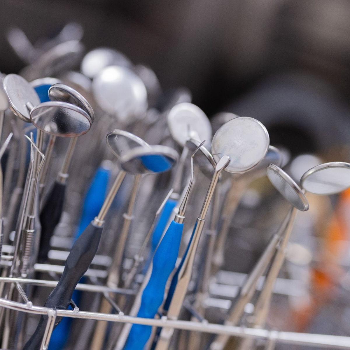 Bisherige wissenschaftliche Hinweise, wonach Parodontitis auch Einfluss auf Herz-Kreislauf-Erkrankungen habe, sind durch die Sechste Mundgesundheitsstudie bestätigt worden (Symbolbild). - Foto: Rolf Vennenbernd/dpa