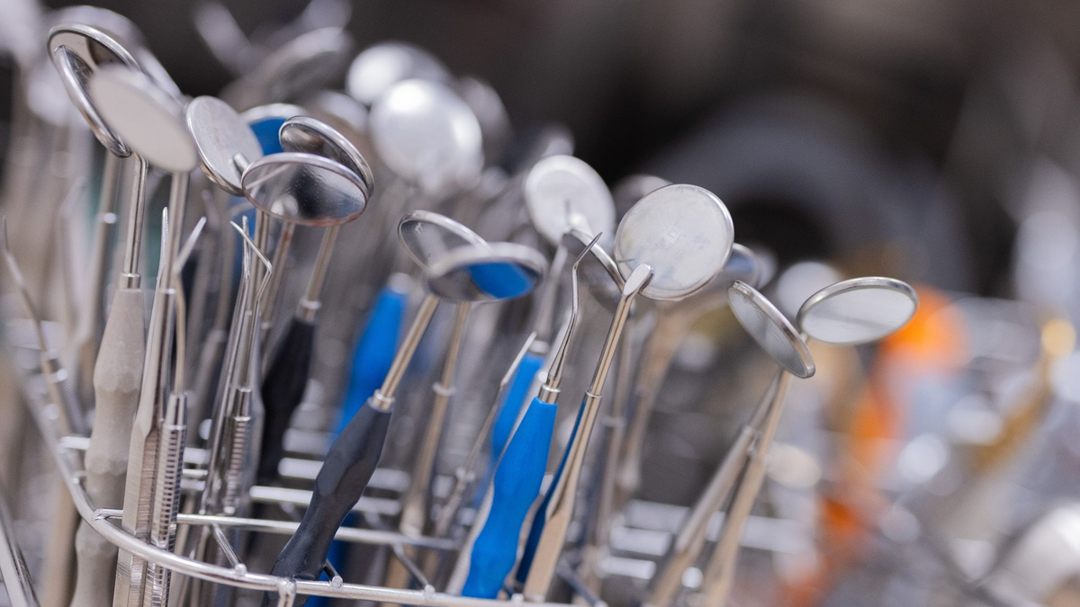 Zahnfüllungen bestehen häufig noch aus Quecksilber. - Foto: Rolf Vennenbernd/dpa