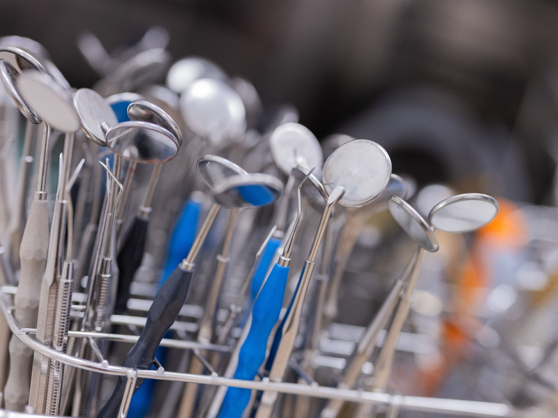 Bisherige wissenschaftliche Hinweise, wonach Parodontitis auch Einfluss auf Herz-Kreislauf-Erkrankungen habe, sind durch die Sechste Mundgesundheitsstudie bestätigt worden (Symbolbild). - Foto: Rolf Vennenbernd/dpa