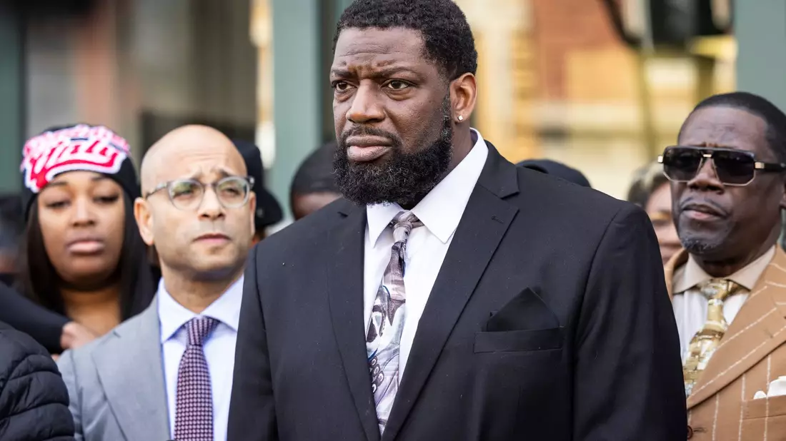 Flankiert von Familienmitgliedern, Anwälten und Unterstützern spricht Dexter Reed Sr. zu Reportern vor dem Hauptquartier des Civilian Office of Police Accountability. Sein Sohn wurde bei einer Verkehrskontrolle durch die Polizei von Chicago erschossen. - Bild: Ashlee Rezin/Chicago Sun-Times/AP/dpa