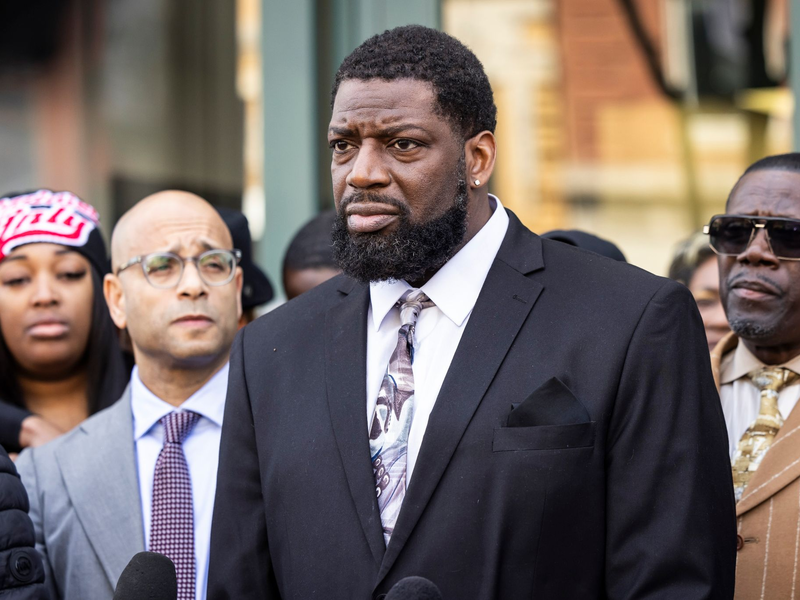 Flankiert von Familienmitgliedern, Anwälten und Unterstützern spricht Dexter Reed Sr. zu Reportern vor dem Hauptquartier des Civilian Office of Police Accountability. Sein Sohn wurde bei einer Verkehrskontrolle durch die Polizei von Chicago erschossen. - Foto: Ashlee Rezin/Chicago Sun-Times/AP/dpa