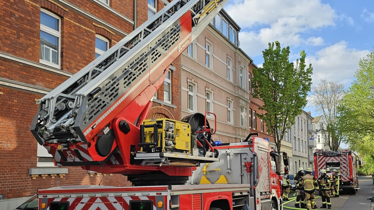 FW-E: Rauchentwicklung aus dem Keller eines Mehrfamilienhauses - mehrere Wohnungen verraucht - Foto: presseportal.de