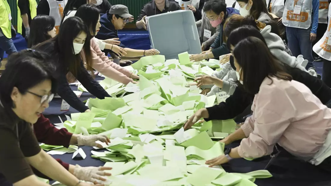 Parlamentswahl in Südkorea: Wahlbeamte zählen die Stimmen. - Bild: Uncredited/kyodo/dpa