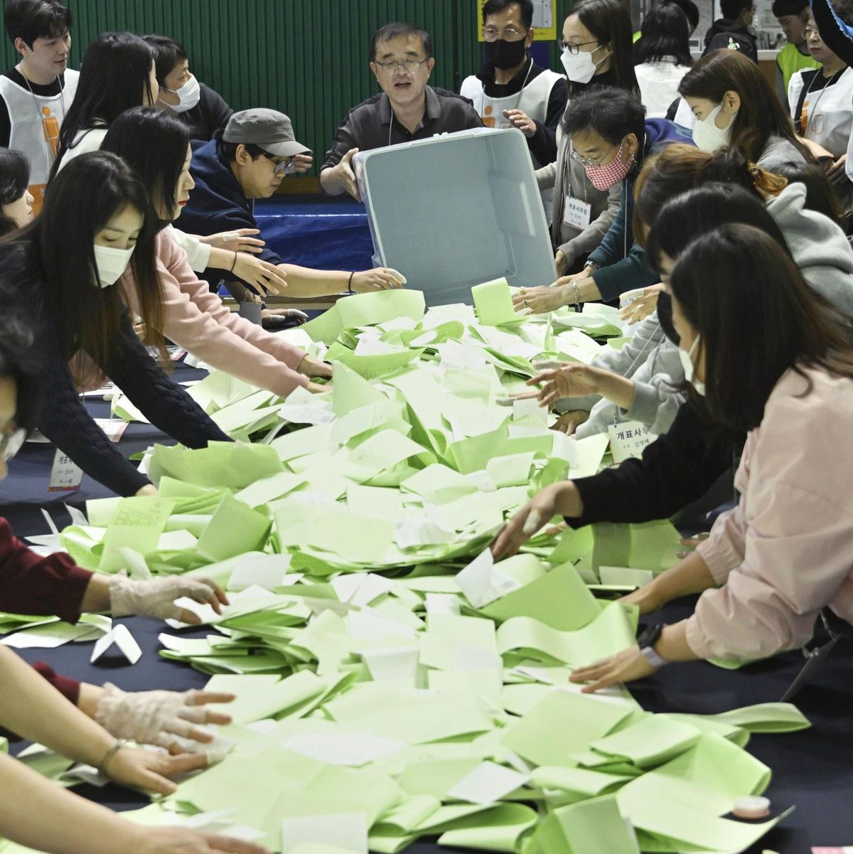 Parlamentswahl in Südkorea: Wahlbeamte zählen die Stimmen. - Foto: Uncredited/kyodo/dpa