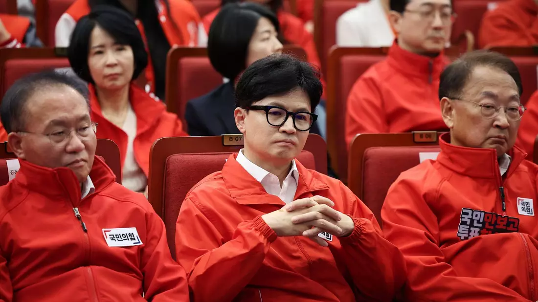 Ernste Gesichter bei Han Dong-hoon (M), Vorsitzender der regierenden People Power Party, und seinen Parteimitgliedern. - Bild: Kim Hong-Ji/Pool Reuters/AP/dpa