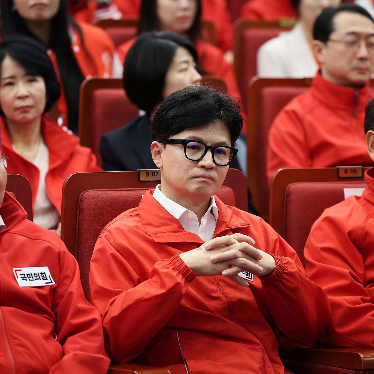 Ernste Gesichter bei Han Dong-hoon (M), Vorsitzender der regierenden People Power Party, und seinen Parteimitgliedern. - Foto: Kim Hong-Ji/Pool Reuters/AP/dpa