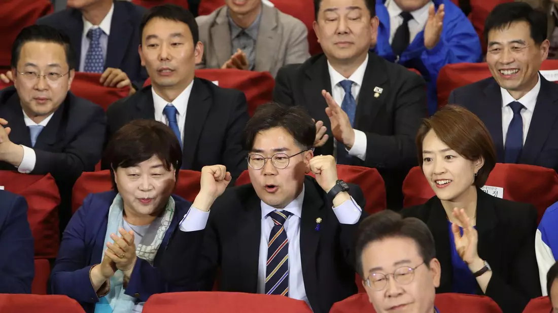Erfolg bei der Parlamentswahl: Die Demokratische Partei (DP) von Oppositionsführer Lee Jae Myung konnte ihre Stellung als größte Einzelpartei in der Nationalversammlung behaupten. - Bild: Chung Sung-Jun/Pool Getty Images AsiaPac/AP/dpa