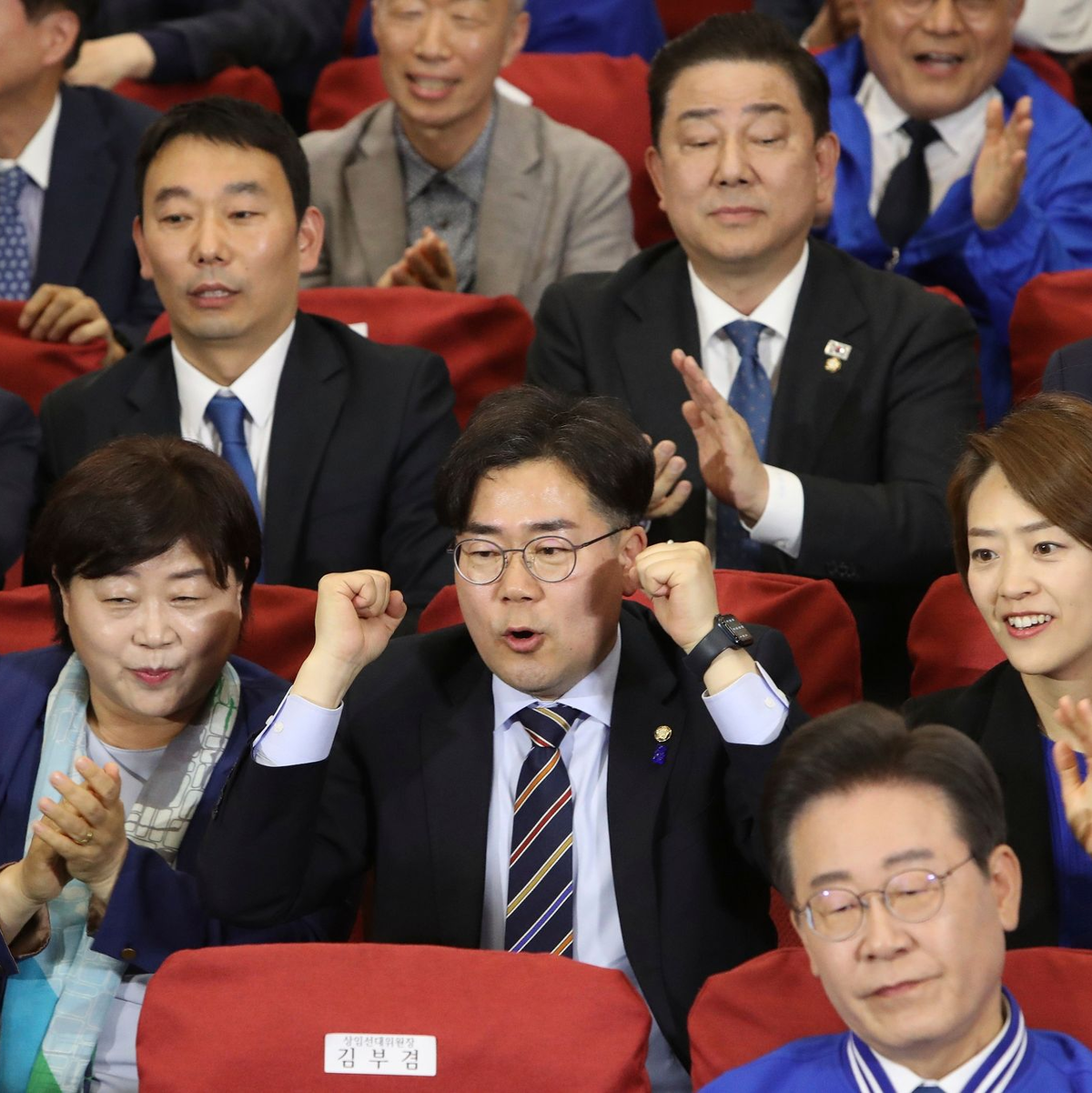 Erfolg bei der Parlamentswahl: Die Demokratische Partei (DP) von Oppositionsführer Lee Jae Myung konnte ihre Stellung als größte Einzelpartei in der Nationalversammlung behaupten. - Foto: Chung Sung-Jun/Pool Getty Images AsiaPac/AP/dpa