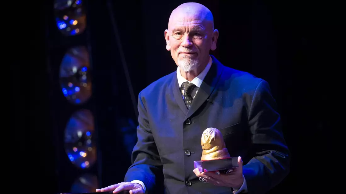 John Malkovich 2024 bei einem Termin in Bremen. - Bild: Sina Schuldt/dpa