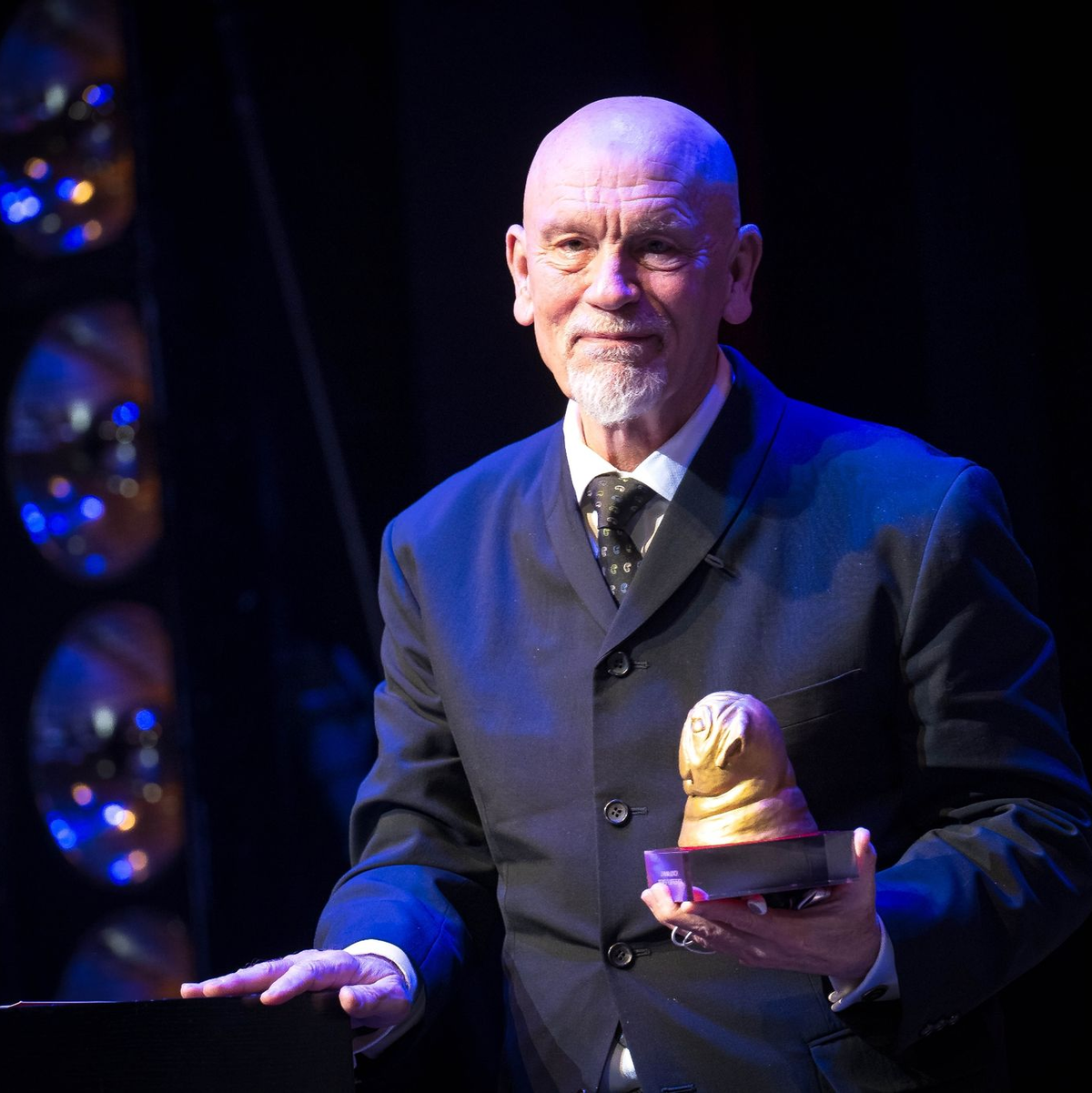 John Malkovich 2024 bei einem Termin in Bremen. - Foto: Sina Schuldt/dpa