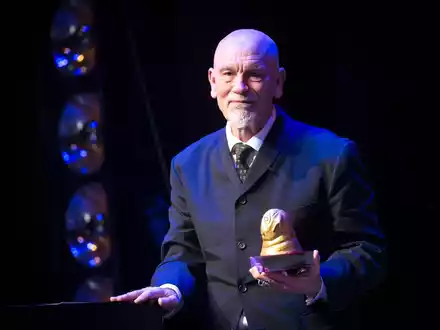 John Malkovich freut sich in Bremen über den «Goldenen Mops». - Foto: Sina Schuldt/dpa