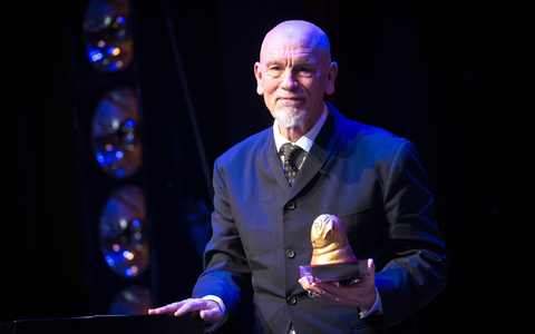 John Malkovich freut sich in Bremen über den «Goldenen Mops». - Foto: Sina Schuldt/dpa