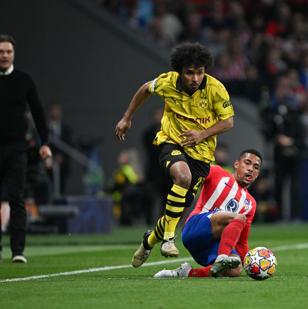 BVB-Angreifer Karim Adeyemi (l) entwischt Samuel Lino. - Foto: Federico Gambarini/dpa