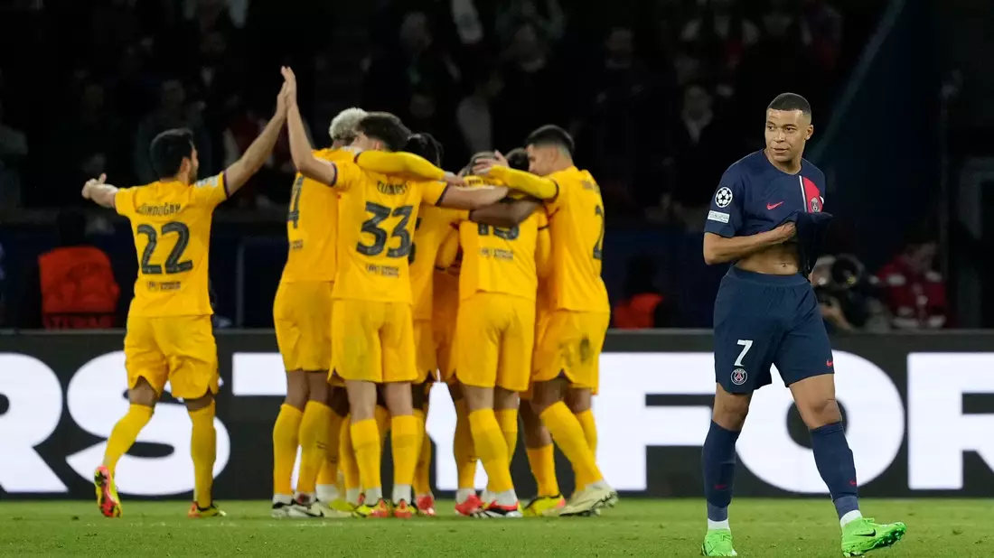 PSG-Star Kylian Mbappé (r) ist nach dem Siegtreffer des FC Barcelona bedient. - Bild: Lewis Joly/AP/dpa