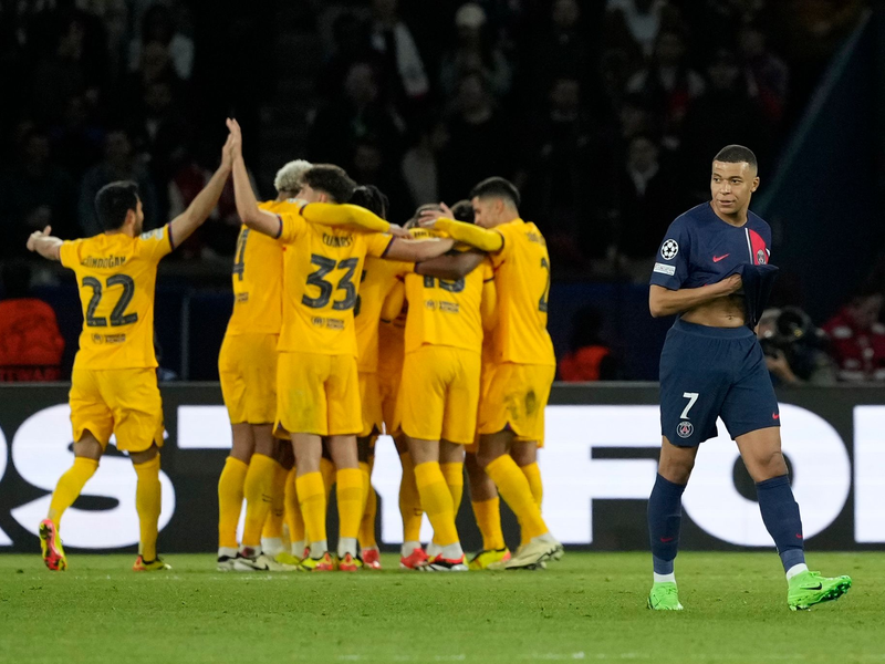 PSG-Star Kylian Mbappé (r) ist nach dem Siegtreffer des FC Barcelona bedient. - Foto: Lewis Joly/AP/dpa