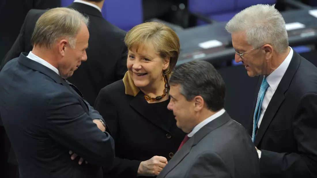 Merkel und Trittin (l) kennen sich aus vielen Jahren parlamentarischer Arbeit. - Bild: Sören Stache/dpa