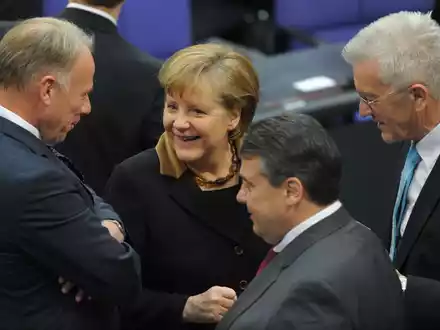Merkel und Trittin (l) kennen sich aus vielen Jahren parlamentarischer Arbeit. - Foto: Sören Stache/dpa