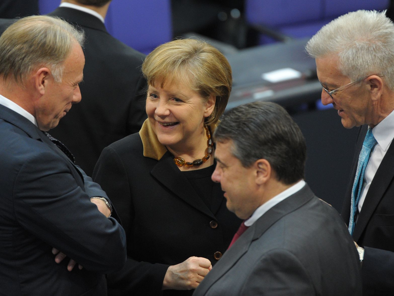 Merkel und Trittin (l) kennen sich aus vielen Jahren parlamentarischer Arbeit. - Foto: Sören Stache/dpa