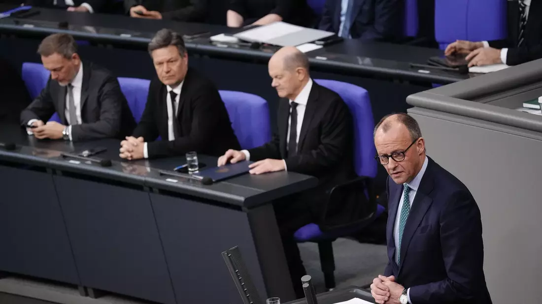 Merz (v.r.n.l.), Scholz, Habeck und Lindner verlieren laut einer Untersuchung Vertrauen in der gesellschaftlichen Mitte. - Bild: Kay Nietfeld/dpa