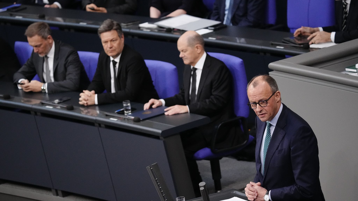 Merz (v.r.n.l.), Scholz, Habeck und Lindner verlieren laut einer Untersuchung Vertrauen in der gesellschaftlichen Mitte. - Foto: Kay Nietfeld/dpa