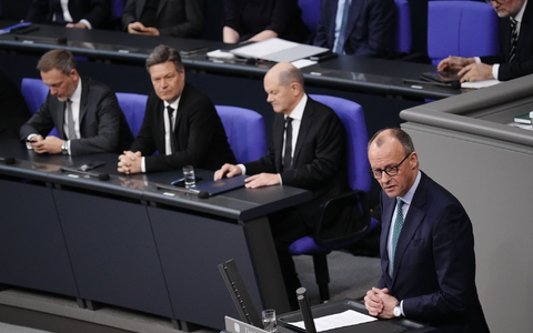 Merz (v.r.n.l.), Scholz, Habeck und Lindner verlieren laut einer Untersuchung Vertrauen in der gesellschaftlichen Mitte. - Foto: Kay Nietfeld/dpa