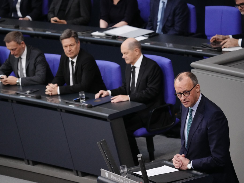 Merz (v.r.n.l.), Scholz, Habeck und Lindner verlieren laut einer Untersuchung Vertrauen in der gesellschaftlichen Mitte. - Foto: Kay Nietfeld/dpa