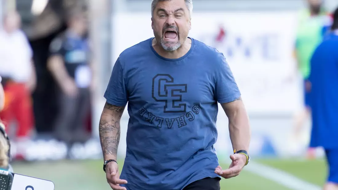 Kurz vorm Platzen vor Wut? Trainer Thomas Reis vom FC Schalke ist aufgebracht. Zettel und Stift können ein Ausweg sein. - Bild: Jürgen Kessler/dpa
