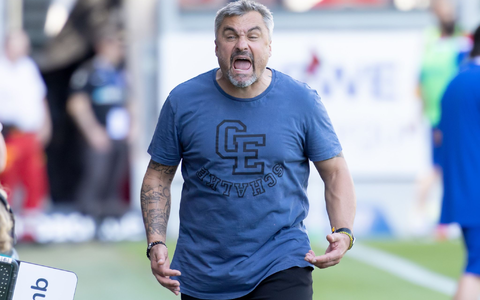 Kurz vorm Platzen vor Wut? Trainer Thomas Reis vom FC Schalke ist aufgebracht. Zettel und Stift können ein Ausweg sein. - Foto: Jürgen Kessler/dpa