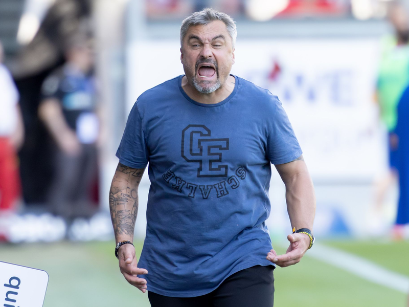 Kurz vorm Platzen vor Wut? Trainer Thomas Reis vom FC Schalke ist aufgebracht. Zettel und Stift können ein Ausweg sein. - Foto: Jürgen Kessler/dpa