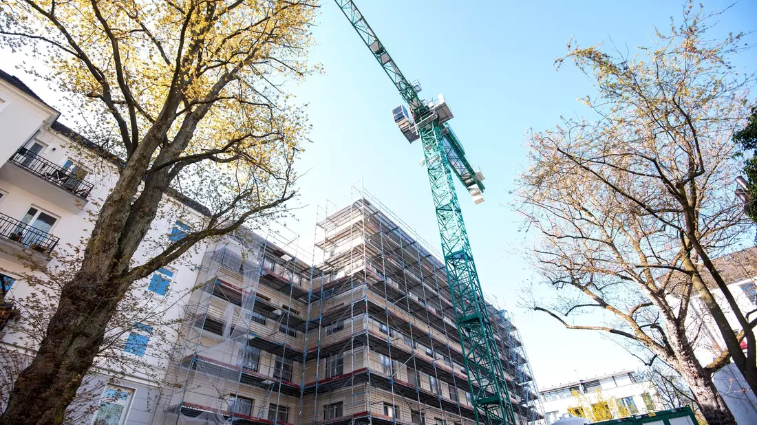 Laut der Industriegewerkschaft Bauen-Agrar-Umwelt fehlen mehr als 800.000 Wohnungen in Deutschland. - Bild: Daniel Bockwoldt/Deutsche Presse-Agentur GmbH/dpa