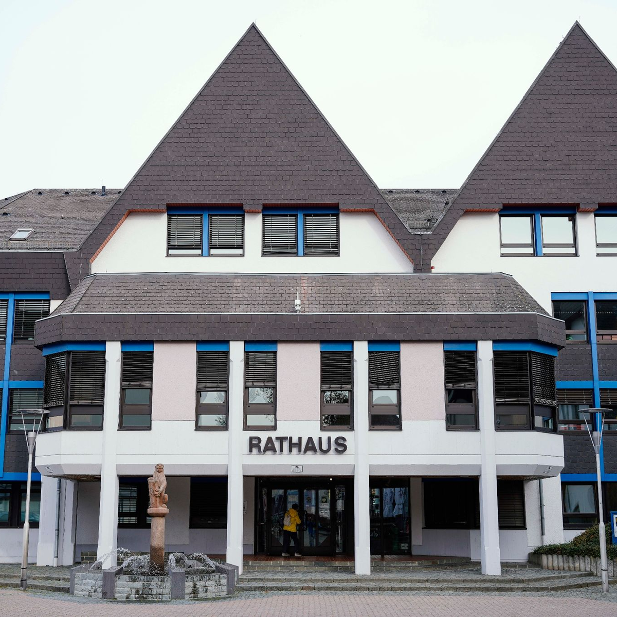 Als große Herausforderung sehen ehrenamtliche Bürgermeister vor allem das Umsetzen von Maßnahmen im Zuge der Energiewende. - Foto: Uwe Anspach/dpa