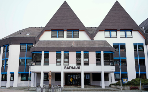 Als große Herausforderung sehen ehrenamtliche Bürgermeister vor allem das Umsetzen von Maßnahmen im Zuge der Energiewende. - Foto: Uwe Anspach/dpa