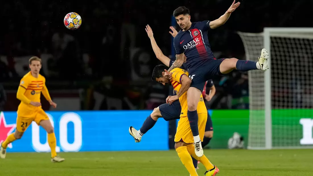 Barcelonas Ilkay Gündogan im Zweikampf mit Lucas Beraldo von Paris Saint-Germain. - Bild: Lewis Joly/AP/dpa