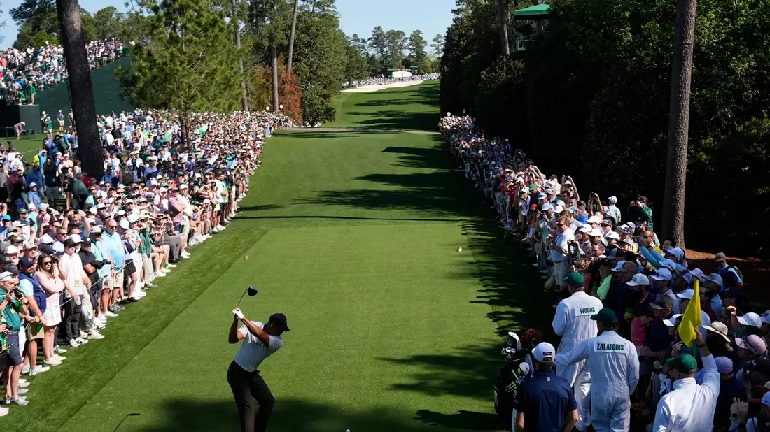 Tiger Woods schlägt seinen Ball während einer Übungsrunde für die US Open in Pinehurst aus einem Bunker. - Bild: George Walker IV/AP/dpa