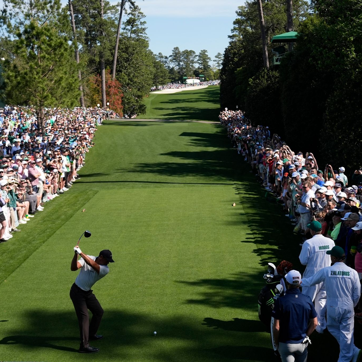 Tiger Woods schlägt seinen Ball während einer Übungsrunde für die US Open in Pinehurst aus einem Bunker. - Foto: George Walker IV/AP/dpa