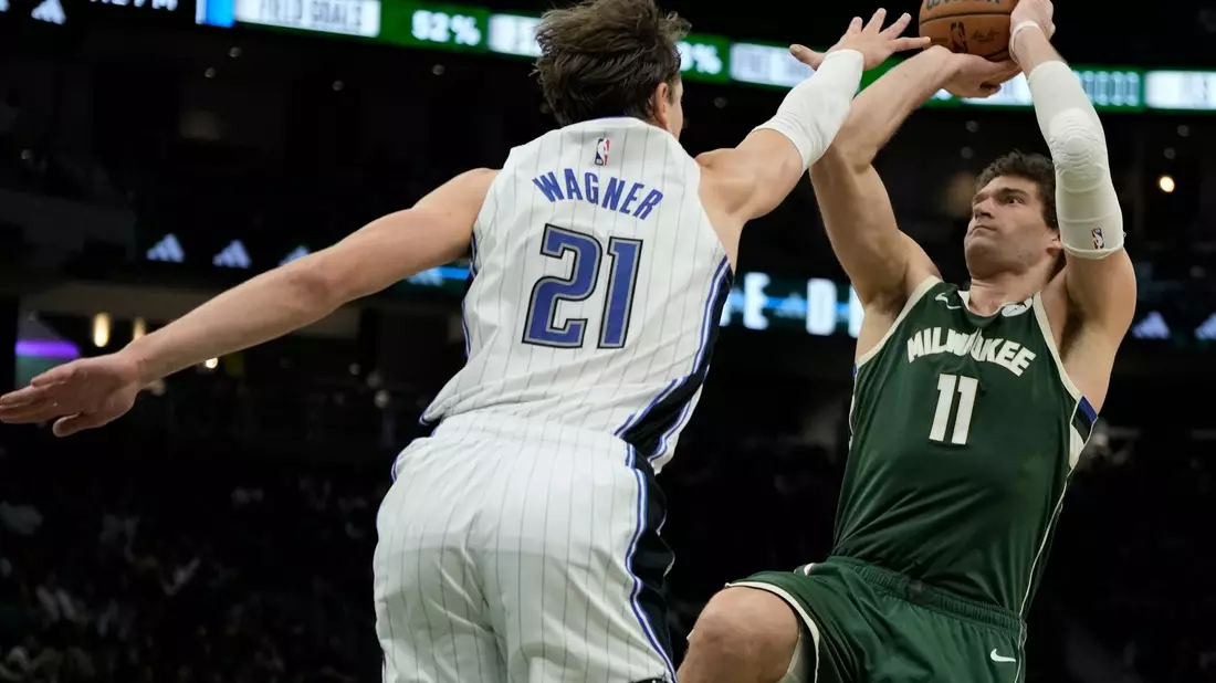 Moritz Wagner von den Orlando Magic versucht Brook Lopez von den Milwaukee Bucks zu blocken. - Bild: Morry Gash/AP