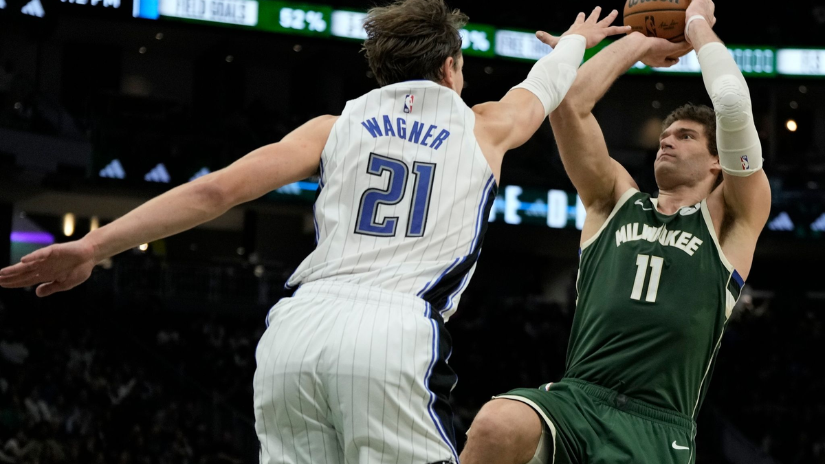 Moritz Wagner von den Orlando Magic versucht Brook Lopez von den Milwaukee Bucks zu blocken. - Foto: Morry Gash/AP