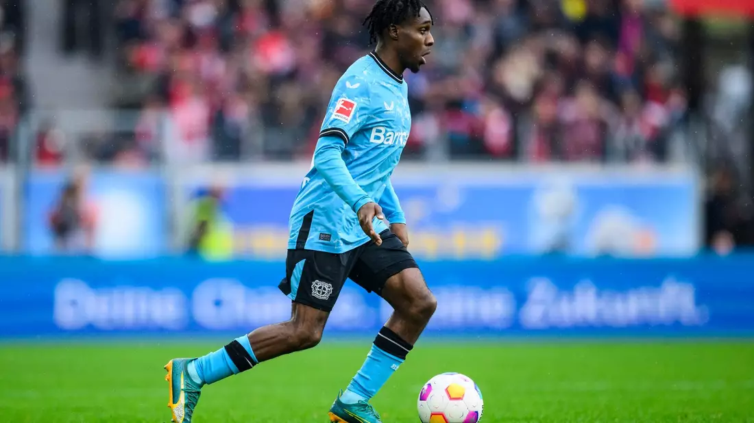 Leverkusens Jeremie Frimpong ist von seinem Trainer Xabi Alonso begeistert. - Bild: Tom Weller/dpa