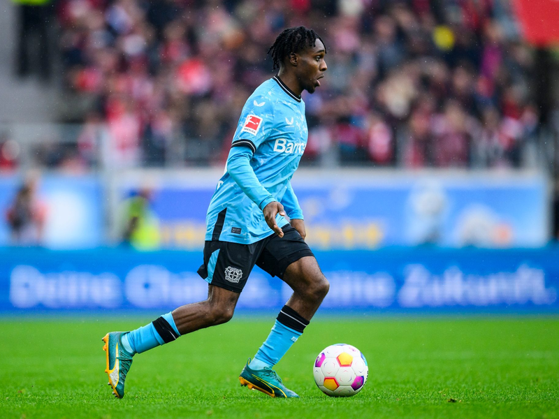 Leverkusens Jeremie Frimpong ist von seinem Trainer Xabi Alonso begeistert. - Foto: Tom Weller/dpa