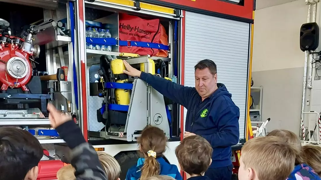 FW Hünxe: 40 Kinder zu Gast bei der Feuerwehr - Brandschutzerziehung in Bruckhausen - Bild: presseportal.de