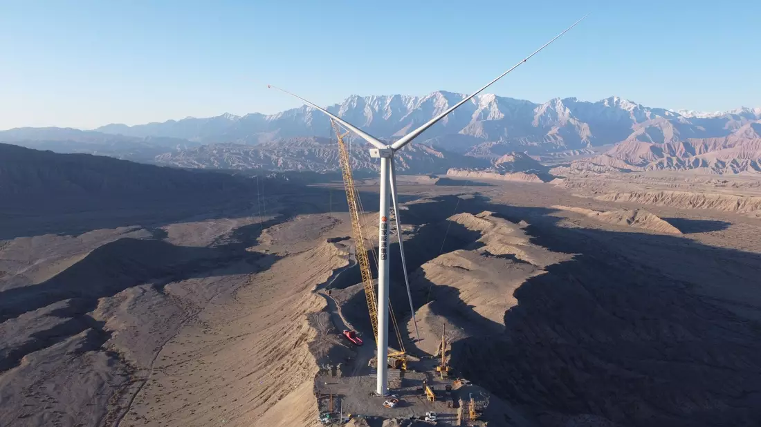 Eine Windturbine nach der Installation in der nordwestchinesischen autonomen Region Xinjiang. - Bild: Liu Zhenlu/XinHua/dpa