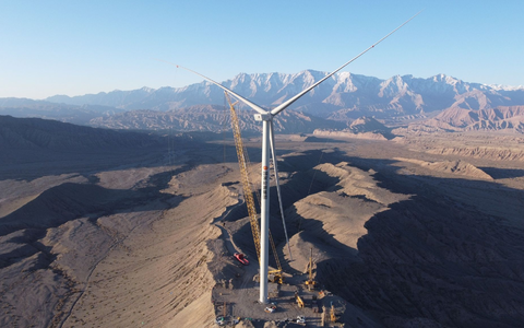 Eine Windturbine nach der Installation in der nordwestchinesischen autonomen Region Xinjiang. - Foto: Liu Zhenlu/XinHua/dpa