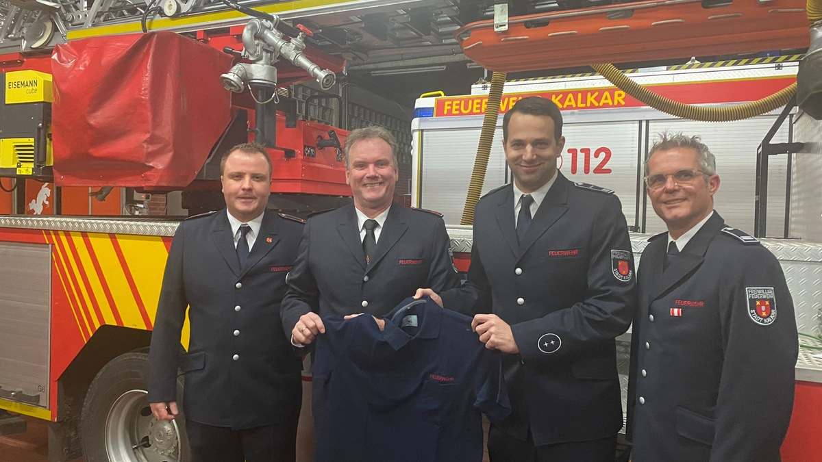 Feuerwehr Kalkar: Neue T- Shirts für den Löschzug Kalkar - Foto: presseportal.de