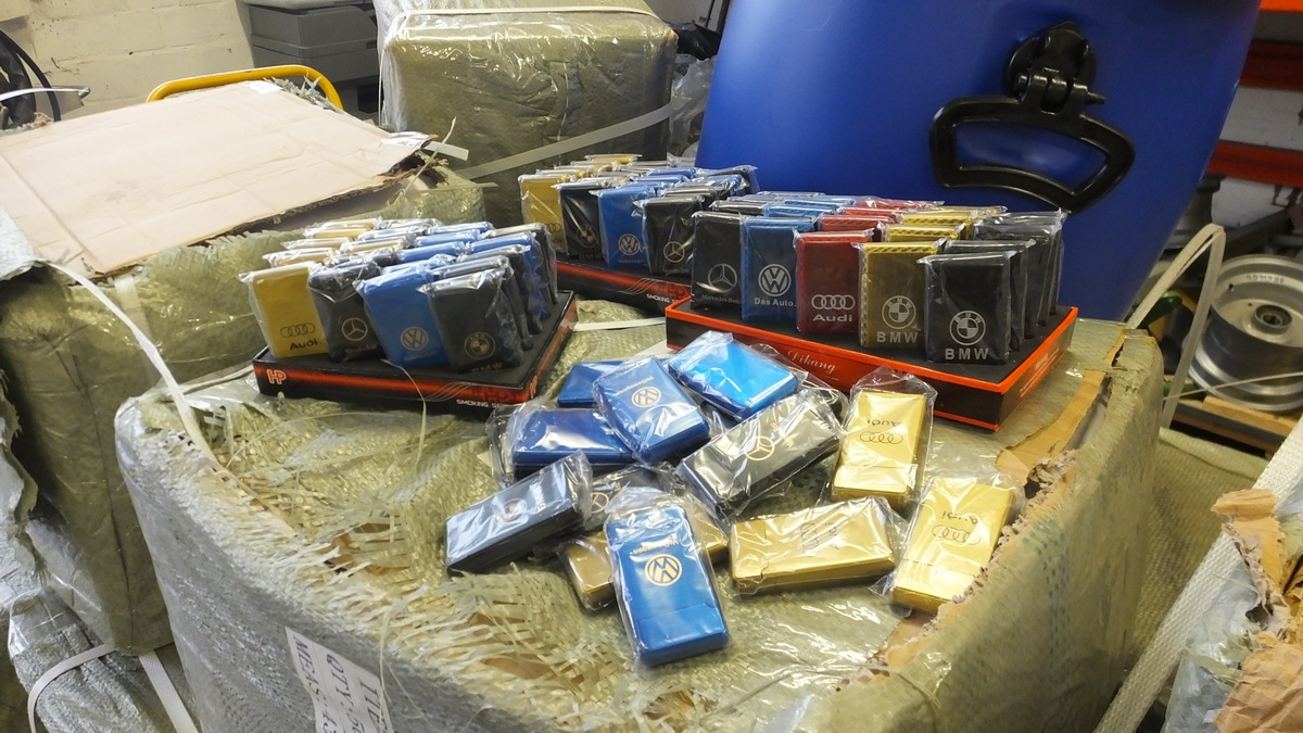 HZA-HH: Logos von Automarken gefälscht / Zoll stellt 10.500 Feuerzeuge mit gefälschten Logos sicher - Foto: presseportal.de